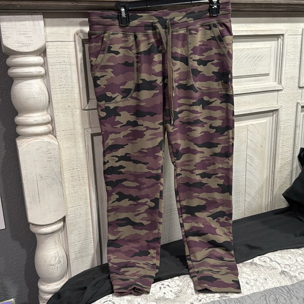 Zyia Active Camo Joggers - Size L
